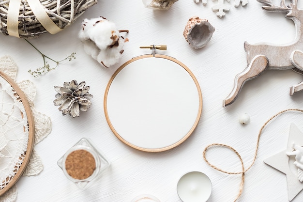 haft na tle stolika roboczego