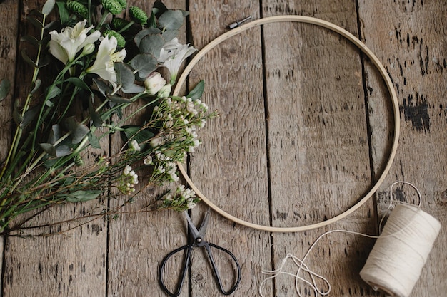 haftowana rama z kwiatowym motywem